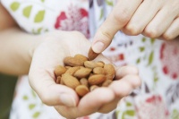 Bầu 3 tháng đầu nên ăn hạt gì để tốt cho cả mẹ và bé yêu?
